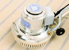 専用機材で全体を洗浄 専用機材で全体を洗浄