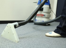 ウェットバキュームで汚れを回収 ウェットバキュームで汚れを回収
