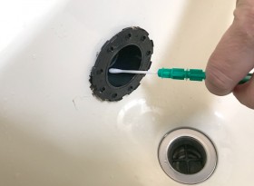 検査キットで汚れを採取して計測後、配管内部を洗浄 検査キットで汚れを採取して計測後、配管内部を洗浄