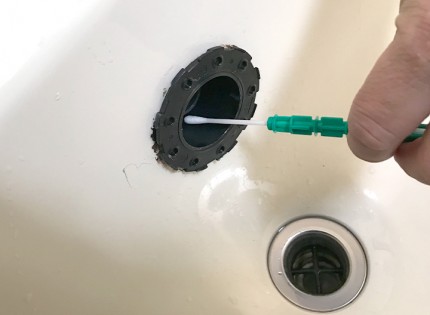 検査キットで汚れを採取して計測後、配管内部を洗浄 検査キットで汚れを採取して計測後、配管内部を洗浄