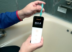 すすぎ洗浄を行い、検査キットで配管内部の汚れを採取して計測 すすぎ洗浄を行い、検査キットで配管内部の汚れを採取して計測